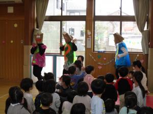 被り物をした先生が登場