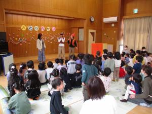 白雪姫の職員劇を見ています