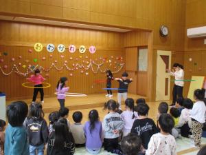 フープ対決の様子