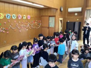 プレゼントを渡しています