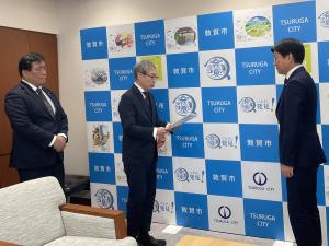 報告書を読み上げている様子