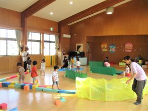 運動遊具で遊んでいる写真