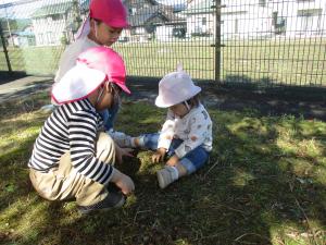 地面の感触を感じている写真