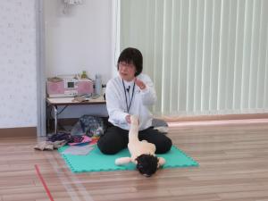 人形の足をマッサージしています