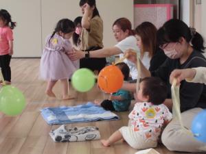 きれいな色の風船を見つけました