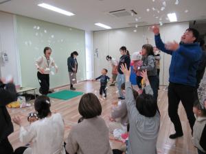 紙の雪が降っています