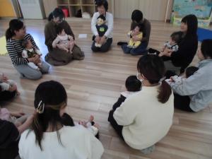 ママが輪になって座っています