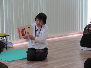 先生が絵本を読んでいます