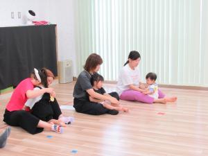 ママの膝の上に座っている子ども