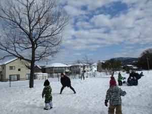 雪合戦をしている写真