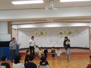 さくらんぼ組が踊っています