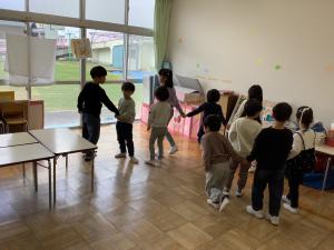 異年齢児で宝探しをしています