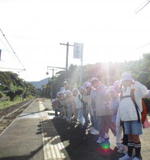電車が来るのを待っています