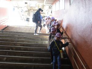 改札口に向かっています