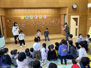 こま回し対決の様子