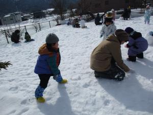 雪玉を投げている画像