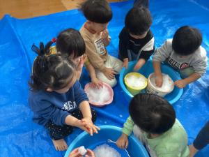 室内での雪遊びの画像