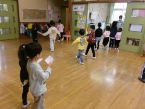 異年齢の友達と一緒にクイズの答えを探しにいく写真