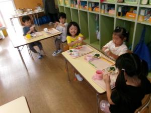 おにぎりを食べています