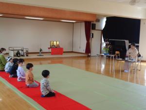 先生のお点前を見ています