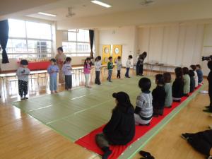 お菓子を運んでいます