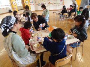 ホールで会食をしています