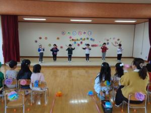 びゅんびゅんごまを披露しています