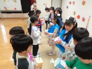 プレゼント渡しをしています