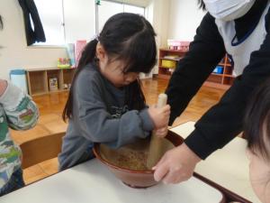 大豆をすり潰してきな粉をつくっています