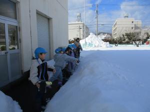 外で豆まきをしています