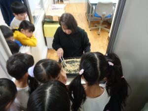 大豆を炒ってもらうところをみんなで見ました