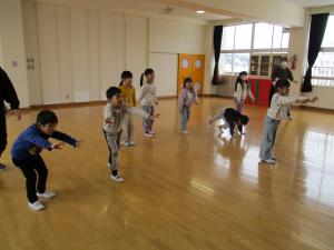 節分の踊りを楽しんでいます