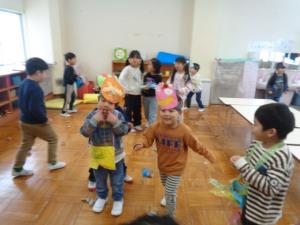 鬼のお面をかぶって、新聞でつくった豆を使って豆まきごっこをしています