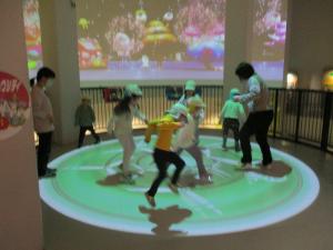 床に映し出された映像で遊んでいます