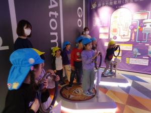 館内遊具で遊んでいます