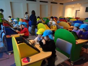 ペアになってゲームをしています