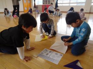 紙飛行機を作っています