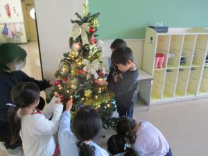 クリスマスツリーの飾りつけをしています