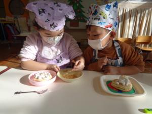 クリスマスケーキを作っています