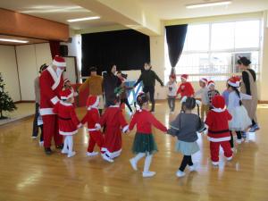 サンタさんと一緒に踊っています