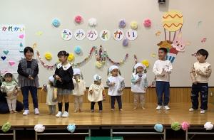 小さい友達はダンスを披露しました