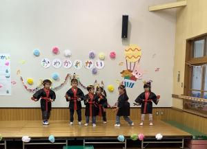 めろん組のよさこいを真似して披露しています