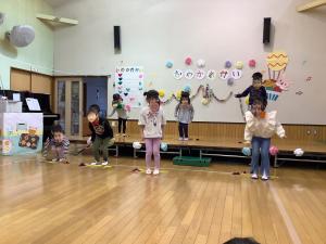 憧れのめろん組の縄跳びを真似しています