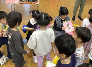 手作りのプレゼントを渡しています