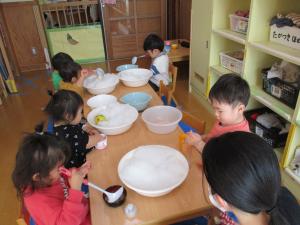 雪を触っている画像