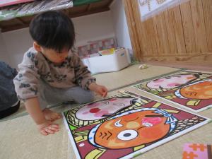 福笑いをしている画像