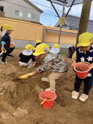 砂遊びをしている画像