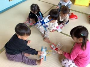 手作りのこま回しをして遊んでいます