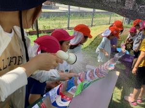水引きを使って流しそうめんごっこをしています