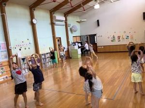 リズム運動をしています